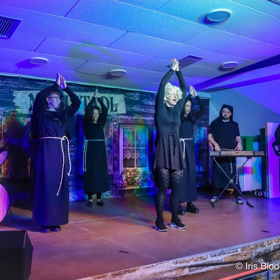 Bild enthält, Group Performance, Music Band, Person, Adult, Female, Woman, Stage, Concert, Male, Man