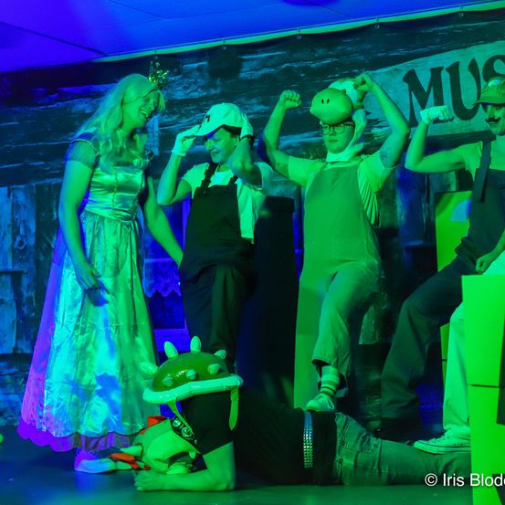 Bild enthält, Urban, Person, Dancing, Stage, Adult, Male, Man, Face, Dance Pose, Club