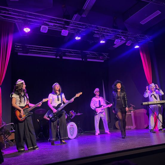 Bild enthält, Group Performance, Person, Guitar, Adult, Female, Woman, Stage, Concert, Music, Musician