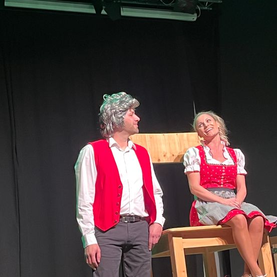 Bild enthält, Vest, Stage, Plywood, Wood, Lifejacket, Adult, Male, Man, Person, Shorts