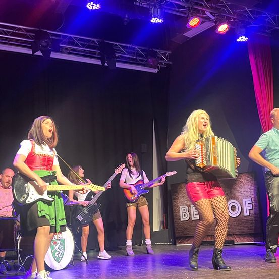 Bild enthält, Adult, Female, Person, Woman, Group Performance, Male, Man, Guitar, Musician, Shoe