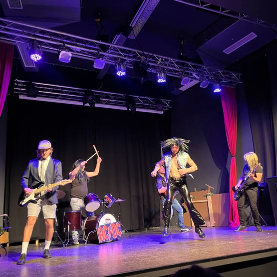 Bild enthält, Stage, Group Performance, Person, Concert, Adult, Male, Man, Guitar, Music Band, Musician