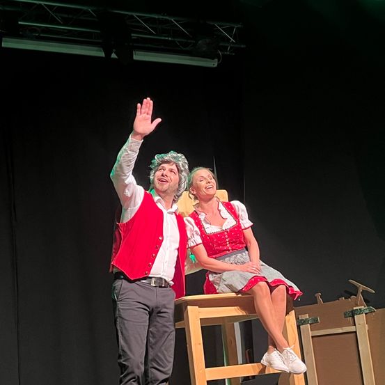 Bild enthält, Stage, Person, Adult, Male, Man, Dancing, Shoe, Face, Solo Performance, Finger