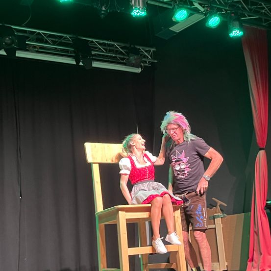 Bild enthält, Stage, Lighting, Shorts, Concert, Person, Adult, Female, Woman, Solo Performance, Portrait