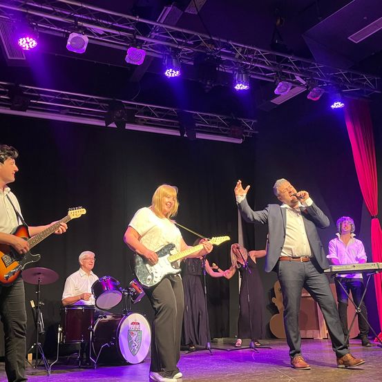 Bild enthält, Group Performance, Person, Guitar, Adult, Female, Woman, Male, Man, Stage, Music Band