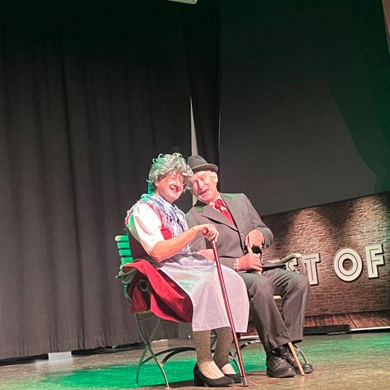 Bild enthält, Performer, Person, Solo Performance, Adult, Male, Man, Stage, Face, Suit, Shoe