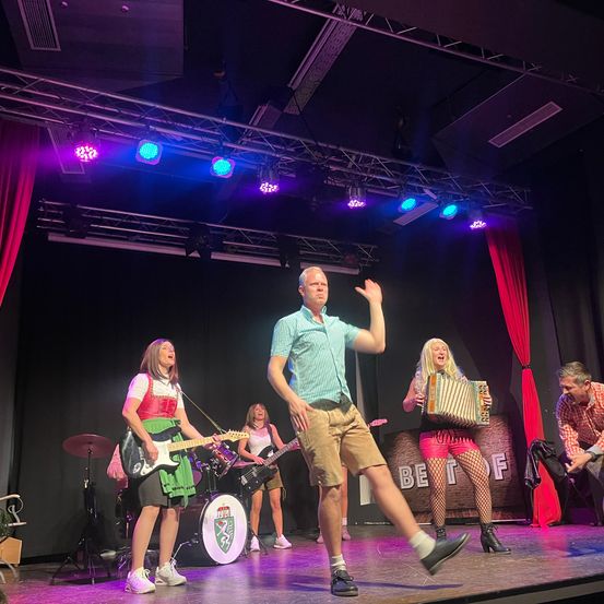 Bild enthält, Group Performance, Person, Adult, Female, Woman, Male, Man, Stage, Singing, Guitar