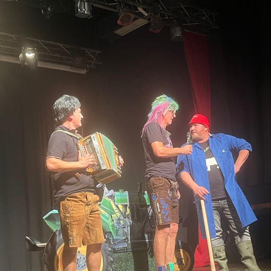 Bild enthält, Stage, Person, Adult, Male, Man, Shorts, Lighting, Wheel, Musical Instrument, Urban