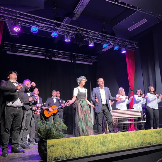 Bild enthält, Stage, Group Performance, Music Band, Person, Concert, Adult, Male, Man, Female, Woman