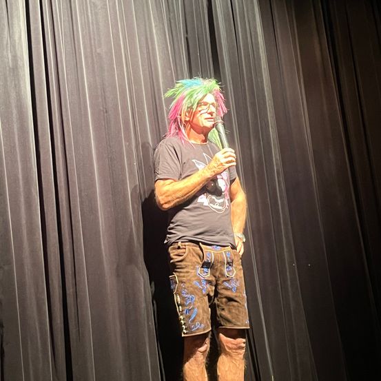 Bild enthält, Adult, Male, Man, Person, Shorts, Hair, Solo Performance, Face, Green Hair, Shoe