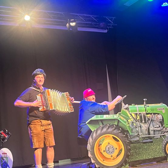 Bild enthält, Lighting, Adult, Male, Man, Person, Performer, Solo Performance, Wheel, Shorts, Musical Instrument