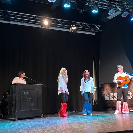 Bild enthält, Stage, Person, Boy, Male, Teen, Guitar, Performer, Group Performance, Music, Musician