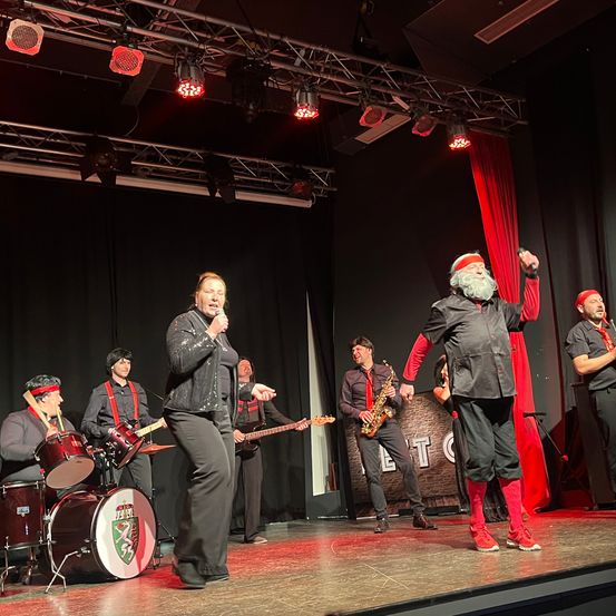 Bild enthält, Group Performance, Person, Music Band, Musician, Adult, Male, Man, Stage, Female, Woman