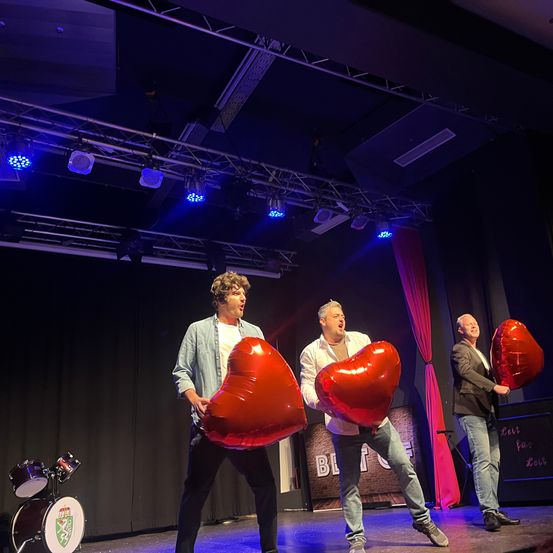 Bild enthält, Stage, Adult, Male, Man, Person, Group Performance, Balloon, Urban, Lighting, Concert