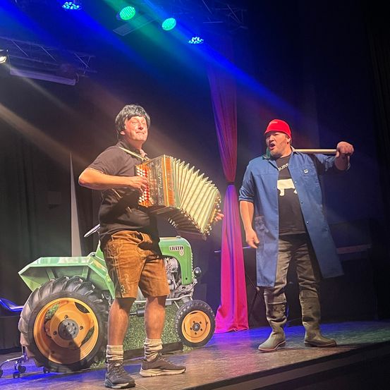 Bild enthält, Stage, Adult, Male, Man, Person, Lighting, Wheel, Performer, Solo Performance, Coat