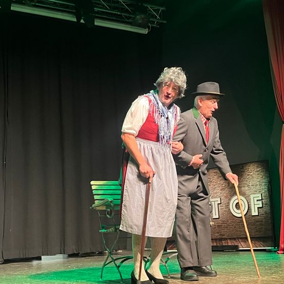 Bild enthält, Adult, Male, Man, Person, Performer, Solo Performance, Stage, Shoe, Lady, Coat