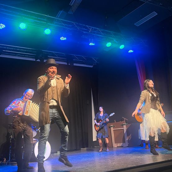 Bild enthält, Person, Adult, Male, Man, Female, Woman, Group Performance, Guitar, Musician, Singing