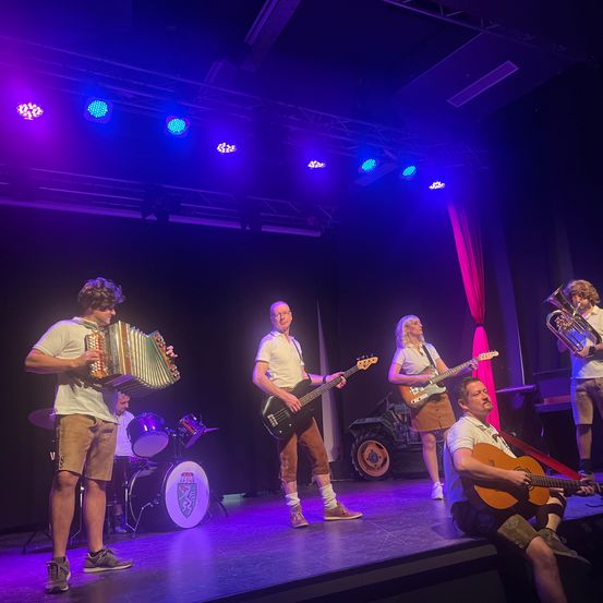 Bild enthält, Group Performance, Person, Stage, Adult, Male, Man, Guitar, Female, Woman, Concert