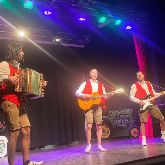 Bild enthält, Adult, Male, Man, Person, Guitar, Group Performance, Music, Musician, Performer, Wheel
