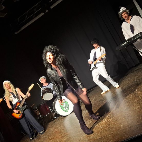 Bild enthält, Group Performance, Music Band, Musician, Person, Guitar, Adult, Female, Woman, Male, Man