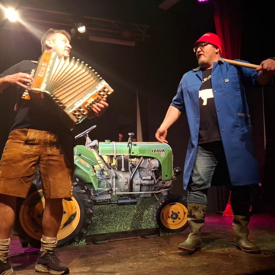 Bild enthält, Stage, Lighting, Adult, Male, Man, Person, Concert, Solo Performance, Group Performance, Wheel