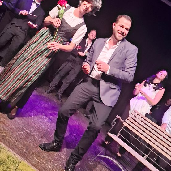 Bild enthält, Stage, Formal Wear, Suit, Adult, Male, Man, Person, Coat, Female, Woman