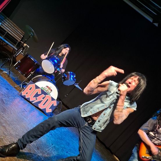 Bild enthält, Stage, Group Performance, Person, Guitar, Adult, Male, Man, Concert, Shoe, Dancing