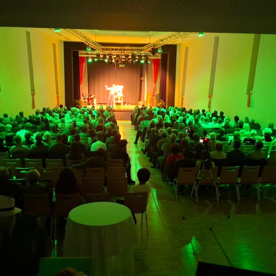 Bild enthält, Stage, People, Person, Auditorium, Hall, Indoors, Theater, Cinema, Building, Concert