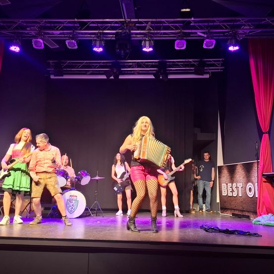 Bild enthält, Stage, Group Performance, Person, Adult, Female, Woman, Guitar, Music, Musician, Performer