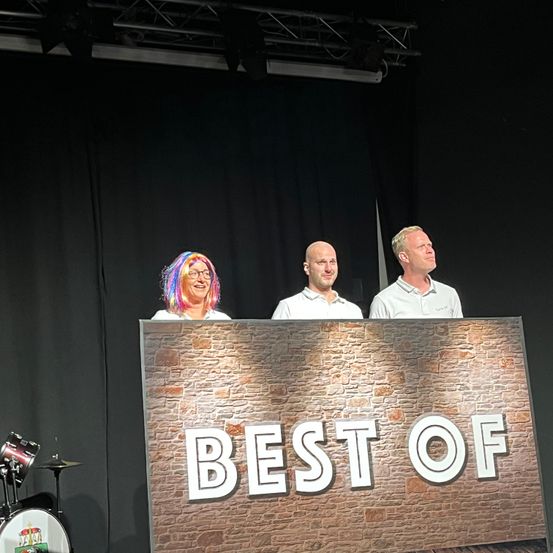 Bild enthält, Adult, Male, Man, Person, Crowd, People, Face, Head, Reality Show Judges Panel, Audience