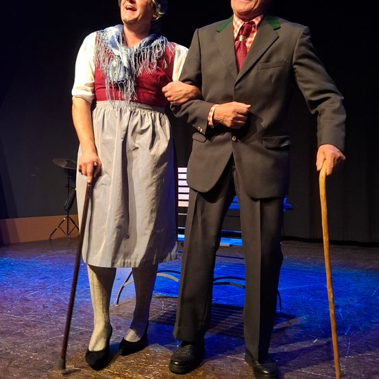 Bild enthält, Stage, Coat, Person, Adult, Male, Man, Lady, Suit, Floor, Stick