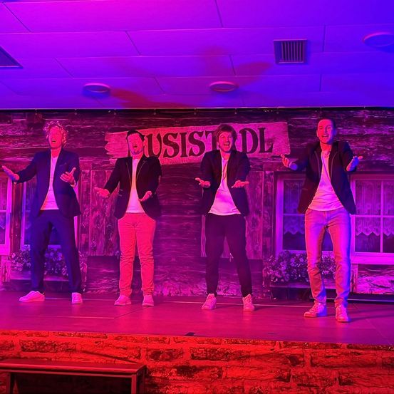 Bild enthält, Stage, Urban, Person, Group Performance, Shoe, Adult, Male, Man, Speaker, Coat