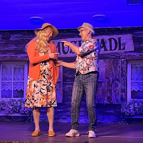 Bild enthält, Adult, Female, Person, Woman, Footwear, Shoe, Hand, Jeans, Pants, Face