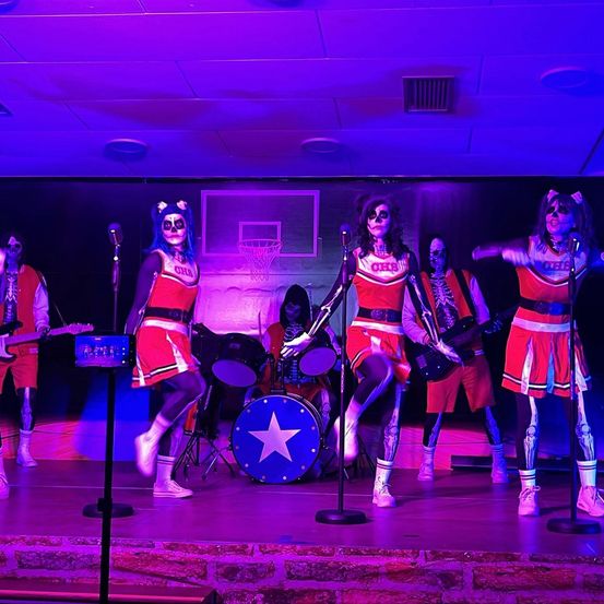 Bild enthält, Group Performance, Person, Adult, Female, Woman, Footwear, Shoe, Guitar, Dancing, Face