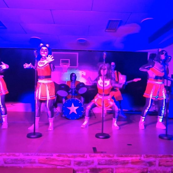 Bild enthält, Urban, Adult, Female, Person, Woman, Group Performance, Dancing, Leisure Activities, Face, Head