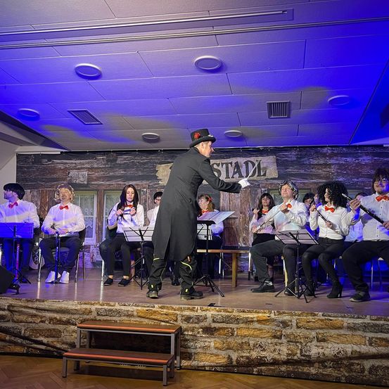 Bild enthält, Adult, Female, Person, Woman, Glove, Male, Man, Urban, Stage, Dancing