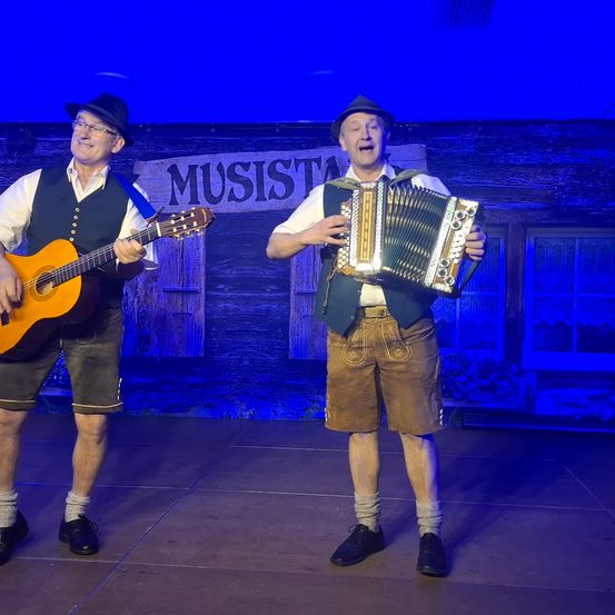 Bild enthält, Guitar, Musical Instrument, Adult, Male, Man, Person, Performer, Music, Musician, Guitarist