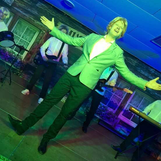 Bild enthält, Lighting, Urban, Purple, Person, Photography, Portrait, Pants, Shoe, Guitar, Formal Wear