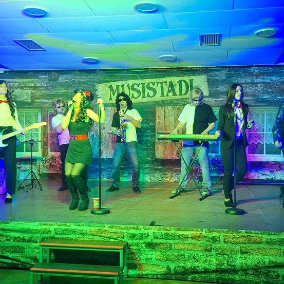 Bild enthält, Stage, Lighting, Urban, Person, Adult, Male, Man, Group Performance, Music Band, Guitar