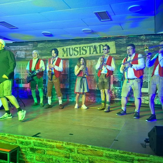 Bild enthält, Stage, Urban, Group Performance, Person, Adult, Male, Man, Music Band, Shoe, Guitar