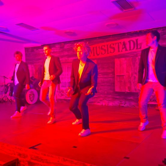 Bild enthält, Stage, Urban, Adult, Male, Man, Person, Shoe, Suit, Group Performance, Microphone