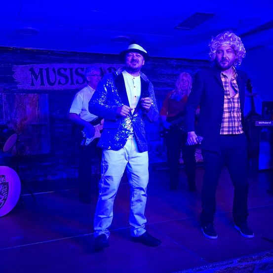 Bild enthält, Stage, Concert, Person, Adult, Male, Man, Lighting, Group Performance, Music Band, Urban