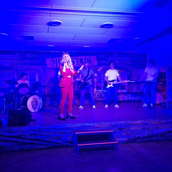 Bild enthält, Stage, Concert, Crowd, Person, Lighting, Guitar, Urban, Group Performance, Music Band, Performer