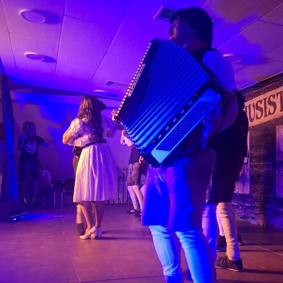 Bild enthält, Lighting, Stage, Person, Adult, Female, Woman, Urban, Shoe, Concert, Musical Instrument