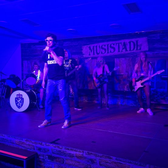 Bild enthält, Concert, Crowd, Person, Stage, Group Performance, Music Band, Musician, Performer, Guitar, Urban