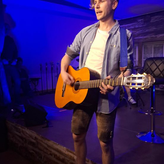 Bild enthält, Guitar, Adult, Male, Man, Person, Guitarist, Shoe, Concert, Electric Guitar, Face