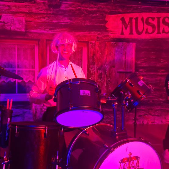 Bild enthält, Guitar, Musical Instrument, Person, Concert, Drummer, Music, Musician, Performer, Group Performance, Urban