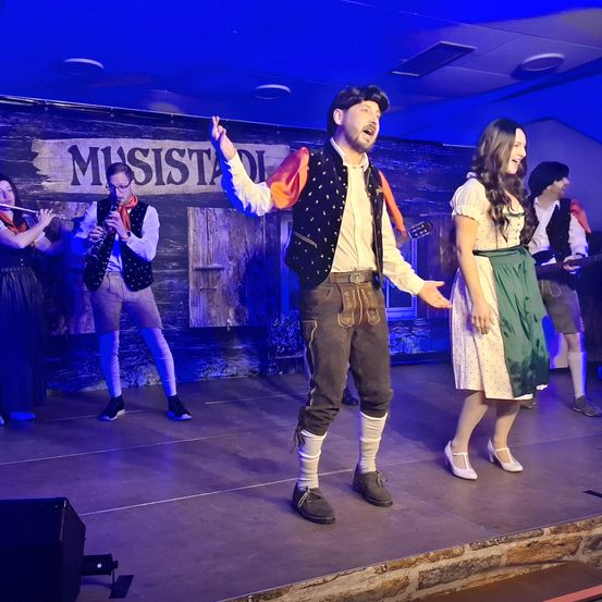 Bild enthält, Stage, Urban, Group Performance, Person, Female, Girl, Teen, Concert, Shoe, Musical Instrument