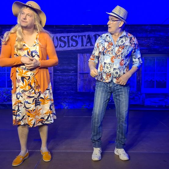 Bild enthält, Stage, Hat, Adult, Female, Person, Woman, Male, Man, Sun Hat, Face