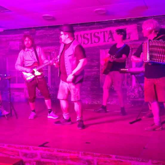 Bild enthält, Stage, Concert, Person, Adult, Male, Man, Female, Girl, Teen, Music Band